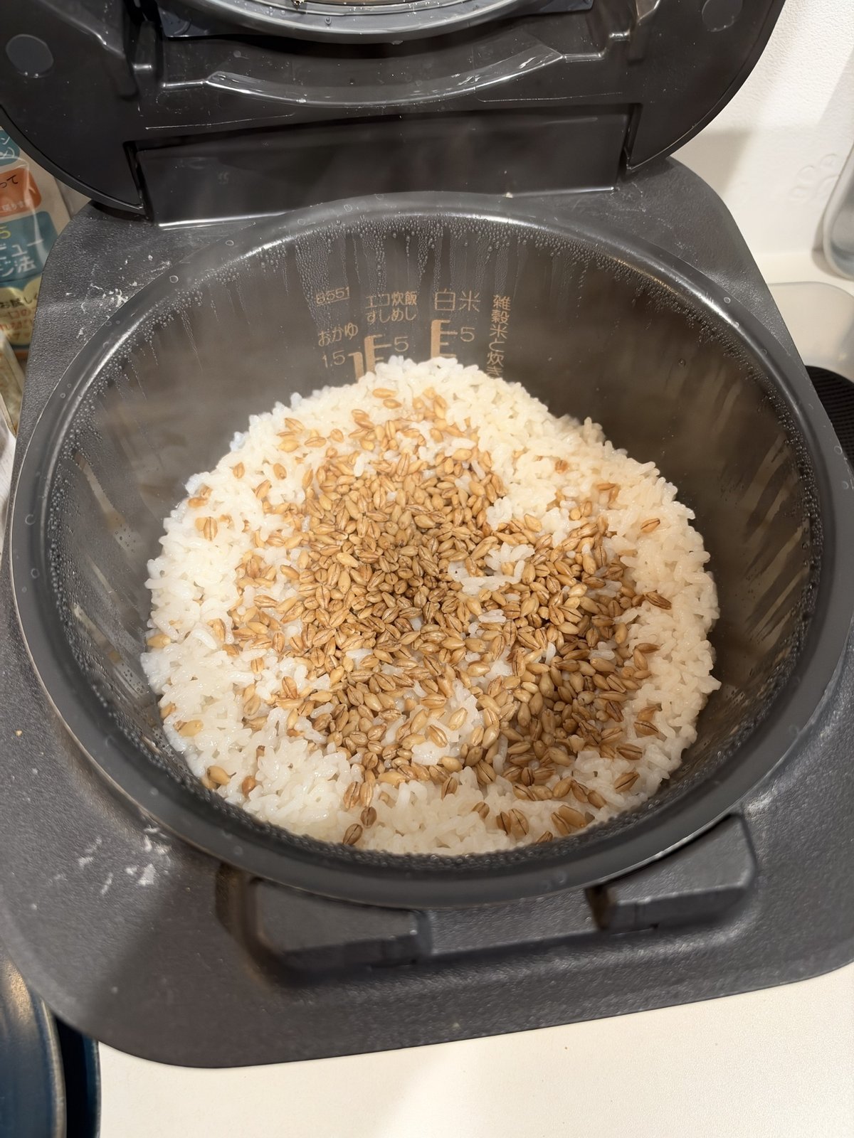 夕飯はバーリーマックスを混ぜて炊いたご飯