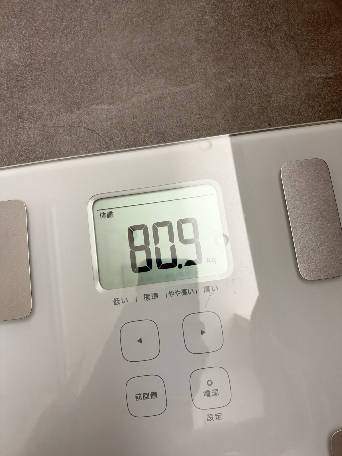 2026年10月9日夕方のお風呂上がりの体重計(80.9kg)